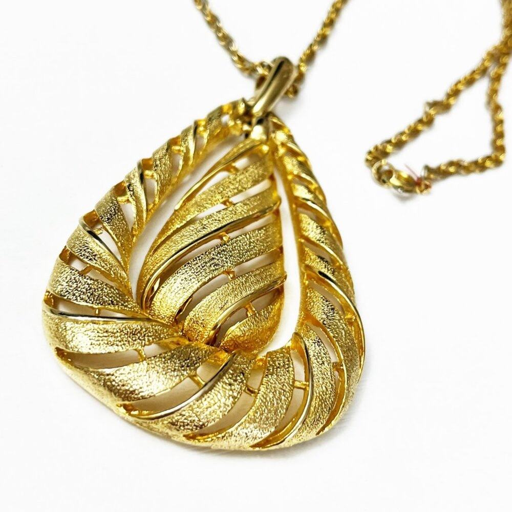 Vintage 70's Gold Textured Teardrop Pendant Necklace - Picture 5 of 9